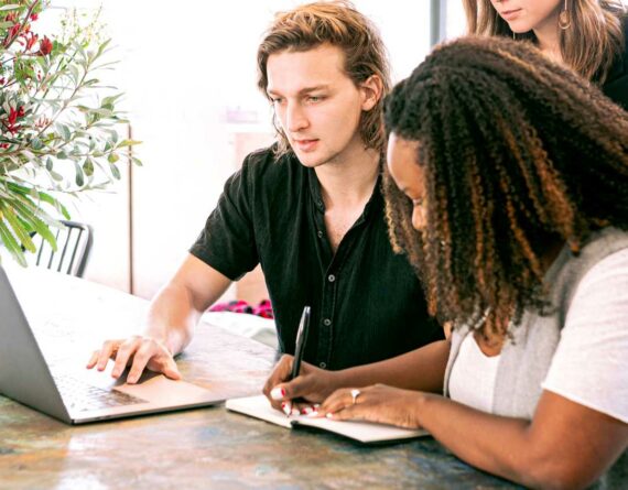 A carreira em Marketing Digital vem se mostrando promissora para muitos profissionais de comunicação e não apenas nisso. Designers, programadores e administradores também encontram grandes oportunidades no ramo. Só para se ter uma ideia, de acordo com a empresa americana de consultoria de negócios, Visual Capitalist, 63% dos profissionais de Marketing investem ativamente em SEO (Search Engine Optimization), uma tática que deixou de ser tendência e já é altamente requisitada pela empresa. Neste artigo você saberá por onde começar uma carreira no ramo. Onde atuar em Marketing Digital? A carreira em marketing digital é tão ampla quanto o ramo da publicidade, rádio TV e internet, jornalismo e tecnologia. Para quem está considerando trocar de segmento ou simplesmente já iniciar sua vida profissional dentro do marketing digital, é preciso mais que vontade, é preciso foco. Apesar de ser uma carreira multifacetada, quanto mais você souber, melhor. É indicado ser especialista em uma área. Dentro do marketing digital, você pode atuar como: Social Media O social media é aquele profissional que está sempre por dentro das atualizações das redes sociais mais famosas. Ele respira Instagram, Facebook, Twitter, TikTok, LinkedIn e Youtube (embora este último não seja, especificamente, uma rede social). Geralmente trabalha em conjunto, ou no time de conteúdo, mas sua principal função é gerenciar todos os perfis da marca e criar conteúdo e campanhas com o objetivo de gerar leads. O Social Media sempre deve procurar entender os algoritmos das redes sociais e estar por dentro das suas constantes atualizações. Produtor de Conteúdo Além de criativo, o produtor de conteúdo é capaz de criar e utilizar com eficiência o tom de voz da marca, seja na criação de posts para blog, e-books, infográficos, roteiro de vídeo, entre outros formatos. A produção de conteúdo na carreira em marketing digital também exige conhecimento das práticas de SEO (Search Engine Optimization), senão todo seu esforço, principalmente o de criação de textos para o blog da marca, será desperdiçado pois ninguém encontrará o conteúdo. Executivo de Mídia O profissional de mídia na carreira em marketing digital é o responsável por cuidar de campanhas pagas da marca, aquelas que serão veiculadas na internet. É o responsável por criar uma estratégia eficaz e que realmente impacte o público-alvo, por meio de conteúdo pago em portais, banners em sites, pop ups em aplicativos, links patrocinados e outros. Além de selecionar os melhores canais de comunicação para fazer esses anúncios, o executivo de mídia também analisa os resultados com a finalidade de saber o que está funcionando e o que pode ser melhorado na estratégia. Social CRM Essa é uma mesclagem do profissional de conteúdo e o Business Intelligence (BI). Quem realiza o Customer Relationship Management define qual estratégia de comunicação adotar com um cliente, tudo se baseando em análises entregues pelo BI. User Experience O papel do especialista em UX é entender como funciona a mente do usuário que acessa o conteúdo do seu cliente. Com base nisso, ele irá desenvolver, junto ao UX Designer e UX Writer (que pode ser ele mesmo) um layout e linguagem escrita que promova uma boa navegação ao usuário. Esse é um profissional que conhece as interfaces digitais e, com isso, precisa saber como melhorar as conversões do seu cliente. Qual o perfil ideal para quem quer seguir carreira em marketing digital A carreira em marketing digital é dinâmica e, para aqueles que pensam em entrar nela, é preciso saber que ela está em constante metamorfose. Ou seja, o que se fazia há um ano atrás pode se tornar obsoleto de repente. Para algumas áreas, você não precisa ter certas habilidades. No entanto, quanto mais se identificar ou se esforçar para possuir, maiores as chances de sucesso! Lembrando que a lista a seguir não é um checklist obrigatório, mas sim o perfil ideal de um profissional de marketing digital. Tudo depende do tipo de especialidade que você deseja ter. Para um analista de mídia, é preciso se dar bem com dados, enquanto que para um produtor de conteúdo, a boa escrita é fundamental, por exemplo. Veja: Ser criativo Mas você precisa mesmo ser criativo em todas as áreas do marketing digital? Sim. Mesmo o pensamento analítico sendo muito importante, o profissional que não consegue pensar fora de caixa e expandir seus horizontes dificilmente será um bom profissional de marketing. Seja para passar a mesma mensagem de jeitos diferentes, criar novas estratégias, considerar tudo o que o cliente precisa — e às vezes até o que não sabe que precisa — e propor diferentes soluções para problemas antigos, a criatividade é muito necessária. Ter um perfil analítico Criatividade e análise andam de mãos dadas na carreira de marketing digital. O pensamento analítico se faz necessário para analisar métricas e dados e, por meio disso, desenvolver insights e propor soluções novas. Ser curioso Como falamos, a carreira em marketing digital é dinâmica. Não no sentido ruim do termo, é inconstante porque o que você aprendeu pode mudar rapidamente. Por isso, é preciso ter o gosto por entender o motivo das coisas serem como são e ainda ter vontade de estar por dentro do mercado. Isso não se refere apenas a algoritmos do Google e das redes sociais, mas sim do comportamento do público-alvo, surgimento de novos termos, tiradas, memes e  tendência de hábitos. Ser adaptável Ser um profissional ágil é o que pode tornar sua carreira em marketing digital muito bem sucedida ou não. É claro que você não precisa, obrigatoriamente, estar à frente de tendências. Mas, além de pesquisar as novidades, é preciso ter a capacidade de se adaptar a elas rapidamente. Demorar muito para aplicar um conhecimento pode deixar você atrás de outros profissionais. Por onde começar uma carreira em marketing digital Depois de encontrar sua vocação e a área de interesse dentro do marketing digital, é o momento de focar na estratégia e investimentos em você para entrar no mercado. Com base nisso, você pode seguir as dicas abaixo: Faça cursos e estude sozinho Se ainda não possuir graduação em áreas relacionadas, é indicado começar por aí. Marketing, Publicidade Propaganda, Comunicação Social e Relações Públicas são as formações que estão ligadas ao marketing digital. Após isso, a especialização é mais do que importante. Você pode fazer uma pós-graduação ou realizar cursos livres. Hoje o mercado está cheio de opções de cursos cada vez mais nichados para seus interesses e, com eles, é possível descobrir onde você realmente se daria bem. Além disso, ler livros, blogs da área, acompanhar redes sociais de especialistas e autoridades no mercado também é uma dica que você pode facilmente colocar em prática. Coloque seu conhecimento em prática A prática é fundamental para o aprendizado. Se você não possui clientes ou ainda não trabalha em uma empresa, a dica é começar um projeto. Faça uma lista de segmentos que você interessa e crie um projeto baseado nisso. As opções são infinitas: cultura, política, economia, saúde e bem estar, moda, gastronomia, turismo, tecnologia...Depois, crie a estratégia e coloque em prática. Mesmo sem saber por onde começar, o importante é começar, seja por meio de um blog pessoal, perfil nas redes sociais ou canal no YouTube. As empresas gostam quando um candidato, mesmo sem ter estado em outras companhias, já tem experiência em alcançar resultados em um projeto, não importa o tamanho dele. Apenas lembre-se que o seu projeto deve ser focado no que você pretende atuar, como: planejamento e criação de conteúdo para mídias sociais; análise de dados; criação de infográficos; pesquisa e execução de palavras-chave; criação de campanhas pagas; etc. Amplie o seu networking A Secretaria de Estatísticas Trabalhistas dos Estados Unidos, Bureau of Labor Statistics, prevê que entre 2018 e 2023, os diretores de marketing devem gastar quase US $ 150 bilhões em marketing digital. Ou seja, a demanda e a competição só tendem a aumentar. Por isso, além de seguir as dicas acima, o networking é fundamental para ter uma carreira em marketing digital. Participe de eventos e conferências, crie contatos nas redes sociais e peça dicas para seus conhecidos que já estão no ramo. Essas ações são ótimas para aprender, se conectar com pessoas e entrar na carreira em marketing digital com bagagem. Para se aprofundar ainda mais neste universo, confira nosso artigo Como crescer profissionalmente em marketing digital!